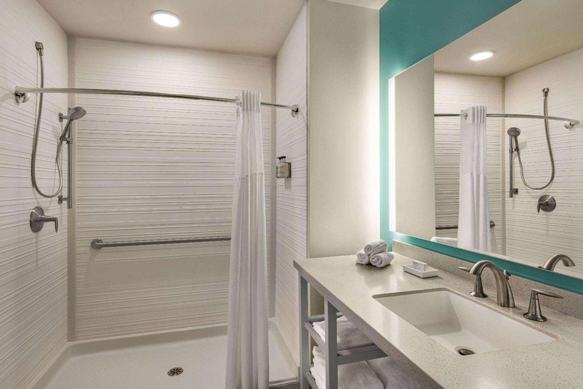 The Orbit Hotel, Trademark Collection By Wyndham Fairview Park ภายนอก รูปภาพ