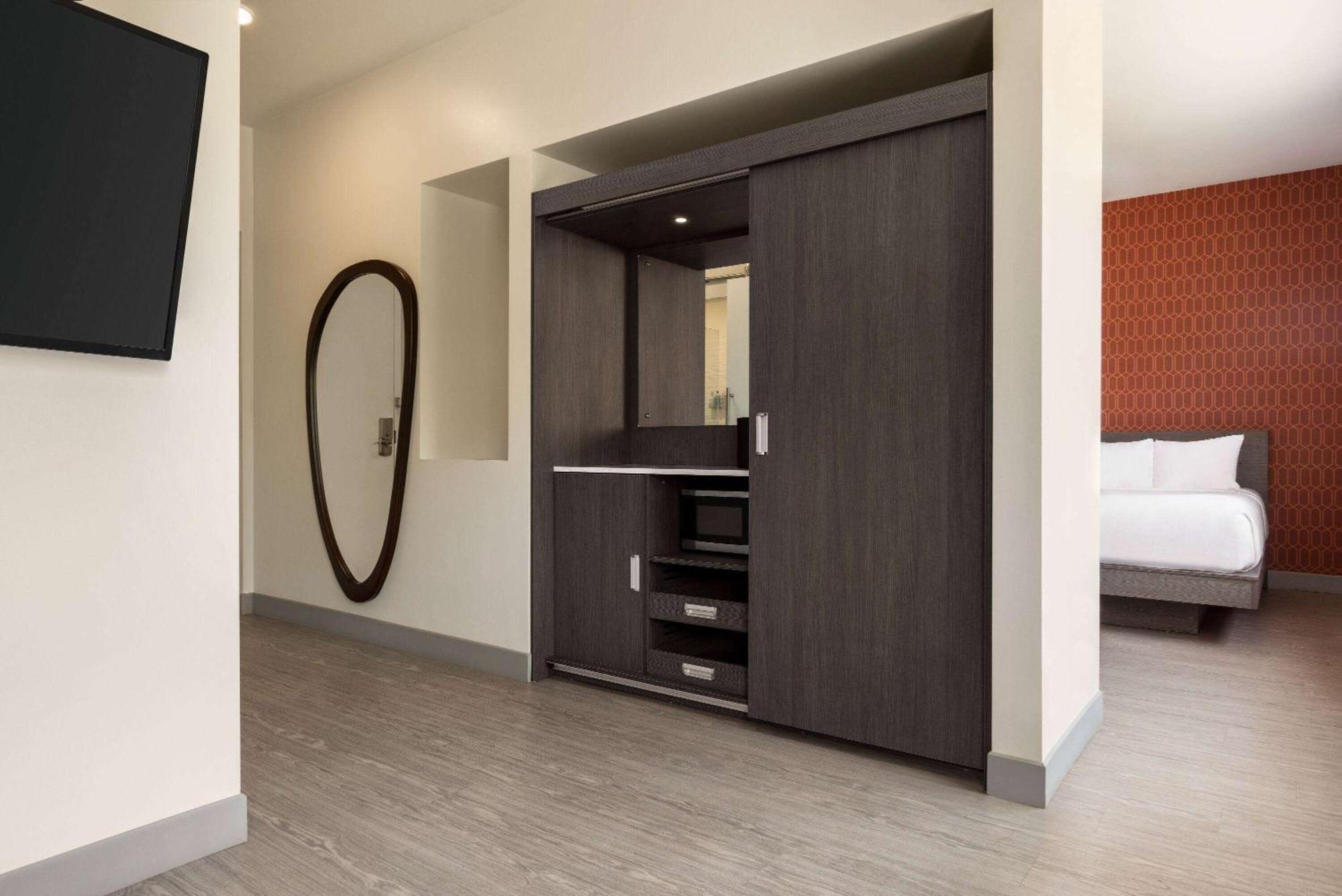 The Orbit Hotel, Trademark Collection By Wyndham Fairview Park ภายนอก รูปภาพ